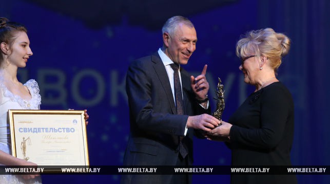 Валерий Мицкевич вручил премию Тамаре Шатликовой
