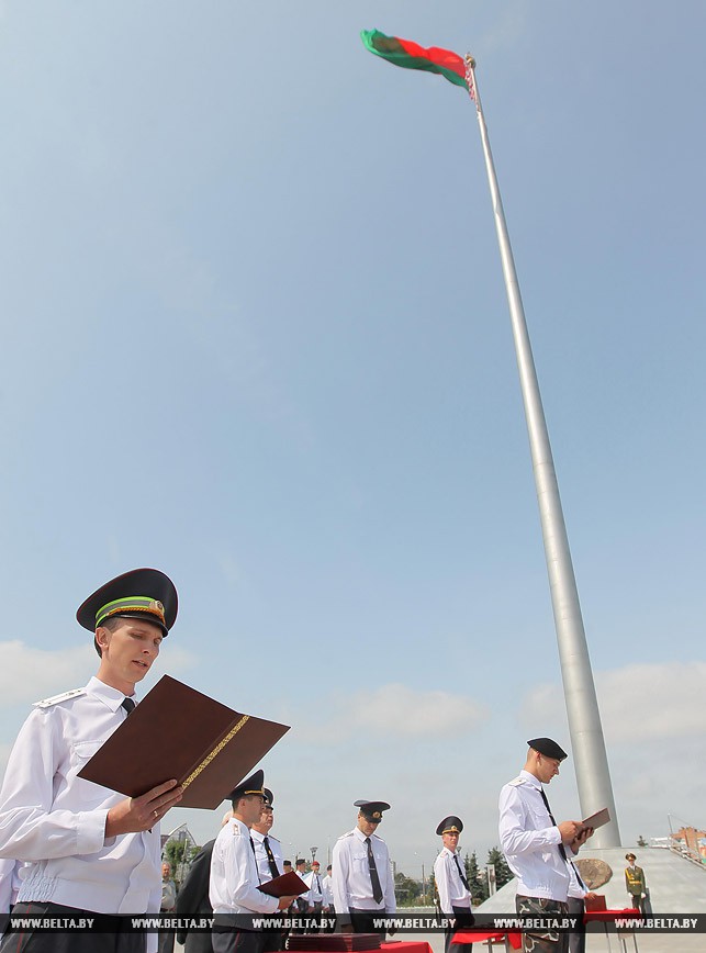 Сотрудники столичной милиции приняли присягу на площади Государственного флага