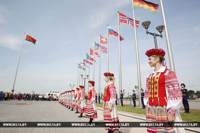 Церемония приветствия флагов стран-участниц ЧМ по хоккею в Минске