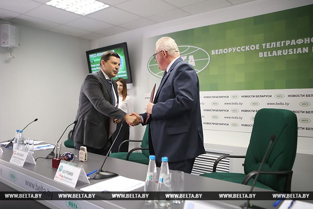 Владимир Карпович и Игорь Карпенко во время подписания соглашения