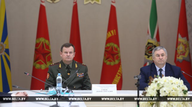 Министр обороны Андрей Равков и министр информации Александр Карлюкевич