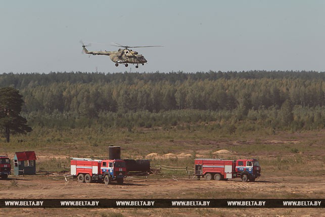 Российский вертолет МИ-8 прикрывает работу белорусских пожарных расчетов