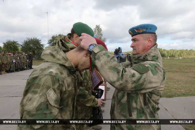 Командир 5-й отдельной бригады специального назначения полковник Дмитрий Кучук награждает победителей