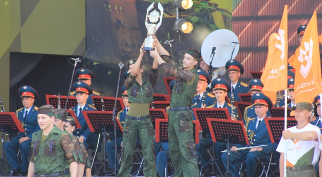 Представление кубка игр во время церемонии открытия. Фото Министерства обороны Республики Беларусь