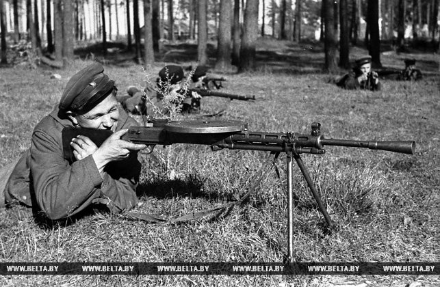 Минское партизанское соединение. Партизаны на боевых учениях. 1943 год