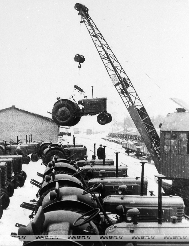 Отправка тракторов с Минского тракторного завода. 1954 год