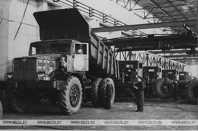 Сборка 25-тонных МАЗов. 1956 год