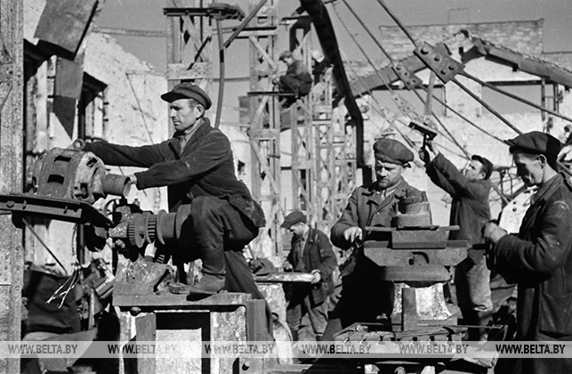 Рабочие Бобруйского станкостроительного завода имени Ленина восстанавливают свой завод. 1944 год