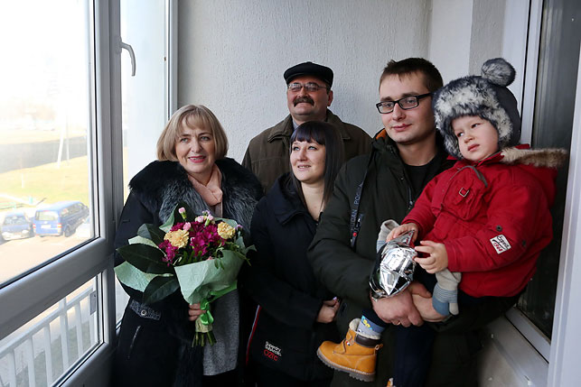 Ирина Комкова: "В нашей двухкомнатной квартире живет шесть человек: я, муж, старший сын и младший со своей семьей. Наконец-то у сына будет собственное жилье!"