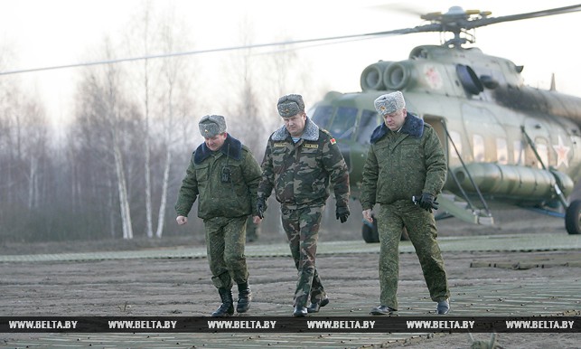 Министр обороны Андрей Равков ( в центре) прибыл на учения