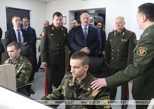 Александр Лукашенко во время посещения роты информационных технологий