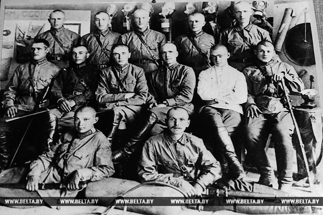 Г.К.Жуков (справа налево - третий во втором ряду) среди воинов химического взвода 39-го кавалерийского полка. Слуцк, 1926 год