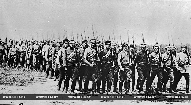 Одна из частей Красной армии отправляется на Западный фронт. 1918 год