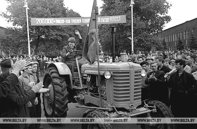 Минский тракторный завод. Митинг, посвященный выпуску 200-тысячного трактора. 1966 год