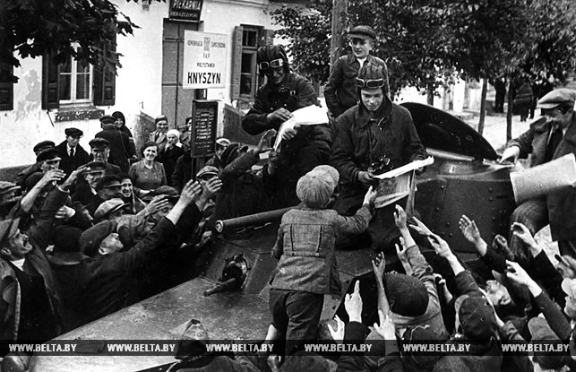 Старший лейтенант Красной Армии раздает газеты населению местечка Кнышев Белостокского уезда. 1939 год