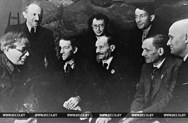 Группа белорусских писателей (в центре Я.Купала и Я.Колас) во время предвыборного собрания в городском театре. 1939 год