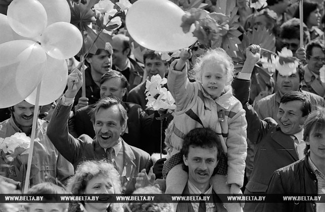 В праздничных колоннах демонстрантов. Минск, 1 мая 1988 года