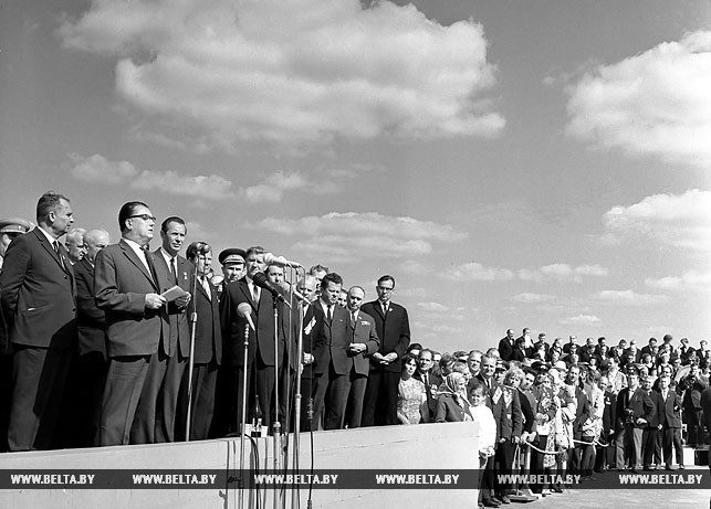 Митинг, посвященный открытию мемориального комплекса "Хатынь". 1969 год. Фото Петра Новаторова