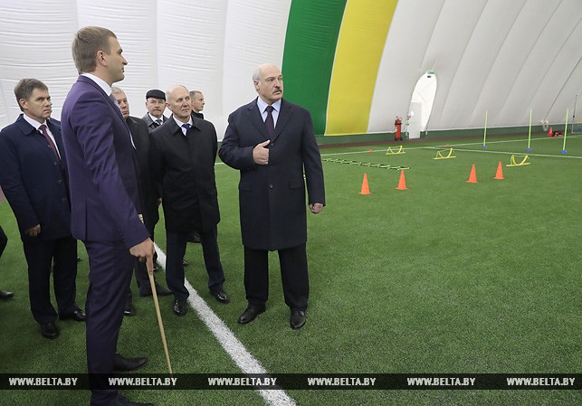 Александр Лукашенко во время посещения спорткомплекса "Пышки"