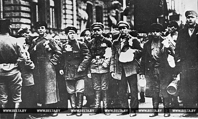 Чаусские комсомольцы перед отправкой на белопольский фронт. 1919 год