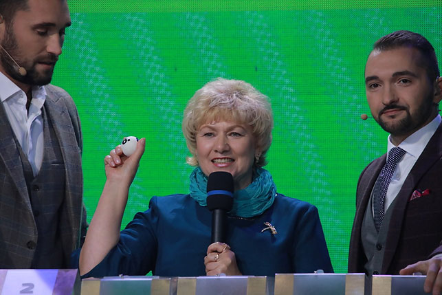 Победительница 51-го тура Жанна Павлова поделилась своей удачей с Ксенией Рубиновой, HR-менеджером. Обаятельную улыбку минчанки в прямом эфире могла видеть вся страна!