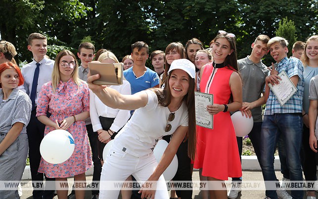 Дарья Домрачева фотографируется с учащимися колледжа