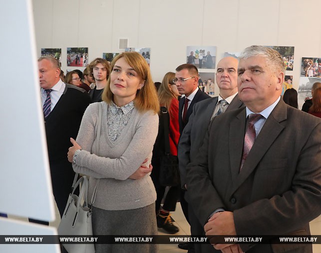 Помощник Президента - инспектор по Могилевской области Геннадий Лавренков (справа) знакомится с выставкой