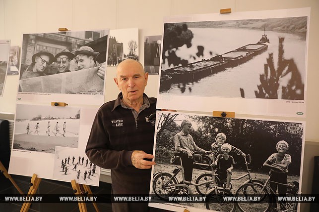 Мэтр белорусской репортажной фотографии, 25 лет проработавший в БЕЛТА, Николай Желудович у своих работ