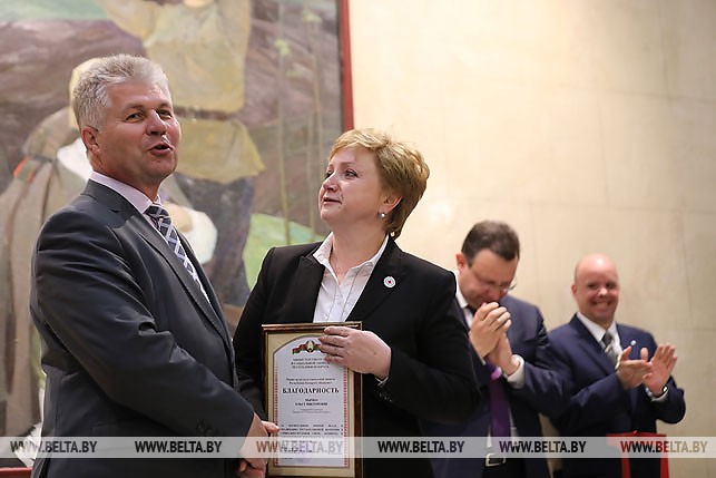 Александр Румак вручает Благодарность Министра труда и социальной защиты Республики Беларусь Генеральному секретарю БОКК Ольге Мычко