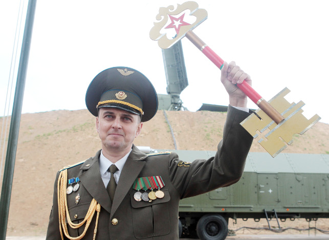 Командир 49 РТБр полковник Александр Воробьев держит в руках символический ключ от новой радиолокационной станции