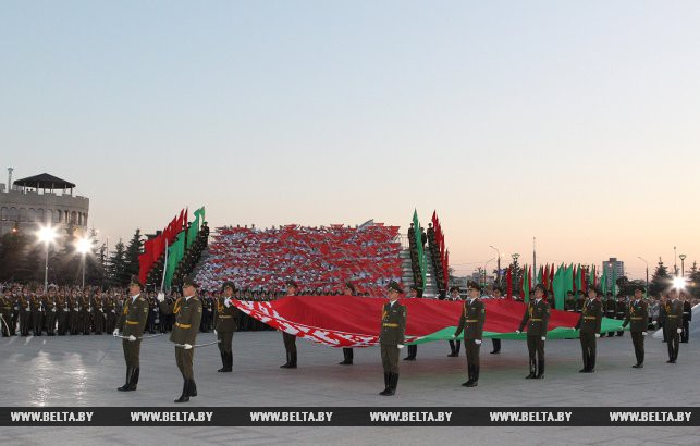 Во время церемонии открытия площади Государственного флага. Минск, 2 июля 2013 года