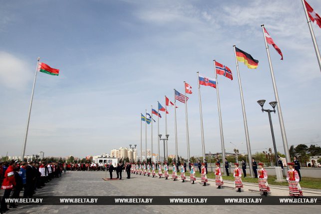 Церемония приветствия флагов стран - участниц 78-го чемпионата мира по хоккею 2014 года на площади Государственного флага Беларуси. Минск, 8 мая