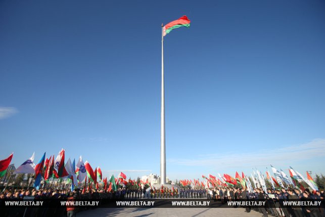 Торжественное закрытие трудового семестра 2013 года впервые состоялось на площади Государственного флага. Минск, 29 октября