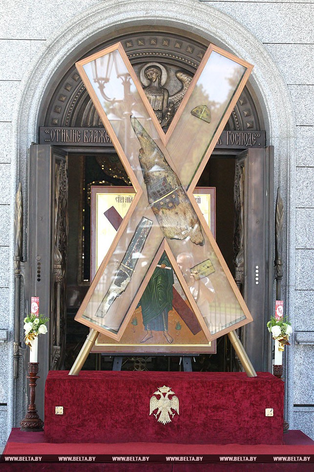 Крест Андрея Первозванного перевезен в минский приход Всех святых, 2013 год