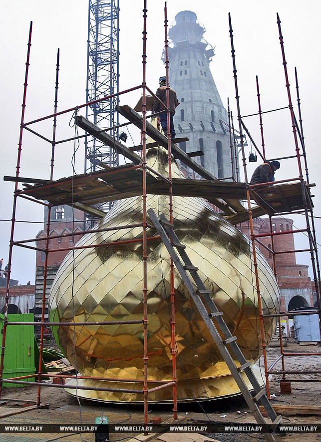Заканчивается облицовка купола храма, 2006 год