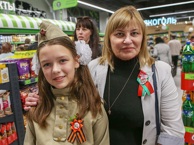 Тамара Михайловна с внучкой Дианой: "Очень впечатляет ассортимент, интерьер шикарный, у нас такого магазина не было. Думаю, мы станем постоянными покупателями"