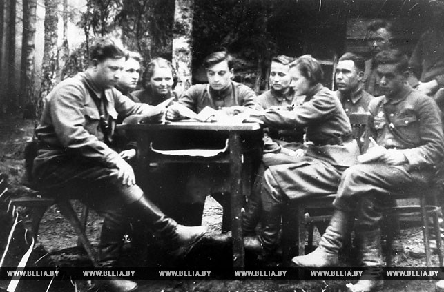 Заседание Червенского подпольного райкома ЛКСМБ. 1943 год