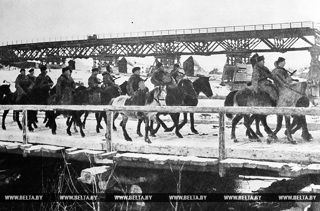 Партизанская конница переправляется через реку Случь. 1943 год
