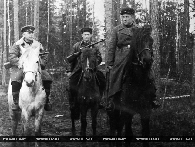 Командир Лепельской партизанской бригады В.Е.Лобанок (первый справа), начальник штаба бригады Леонова, партизан Иван Чернов. 1943 год