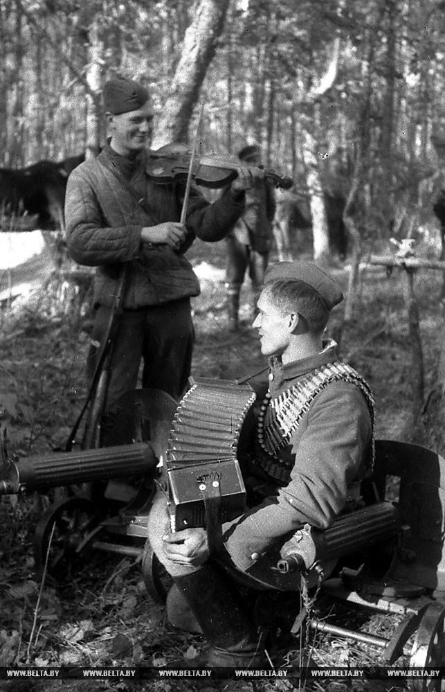 Партизаны отряда имени Чернака в минуты отдыха. 1942 год