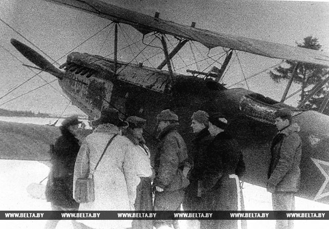 Полоцко-Лепельская партизанская зона. Встреча самолета с Большой земли на партизанском аэродроме. 1943 год