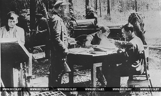 В типографии подпольной партизанской газеты. 1943 год