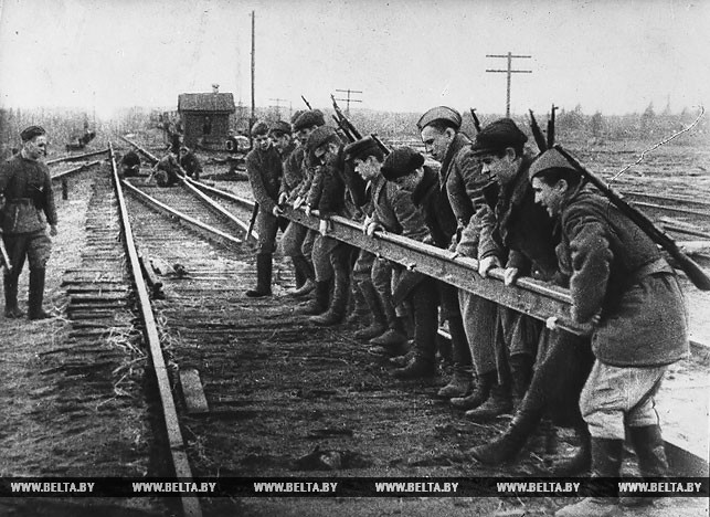 Рельсовая война. Группа партизан разбирает полотно железной дороги. 1943 год