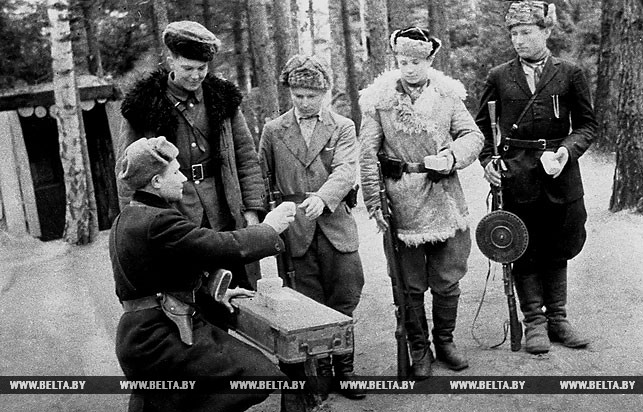Брестское партизанское соединение. Партизаны отряда "Советская Белоруссия" готовятся к выполнению очередного задания. 1943 год