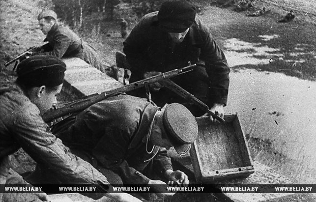 Партизаны минируют мост. 1943 год