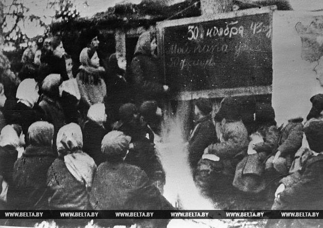 Занятия в лесной партизанской школе отряда имени Калинина Брестского партизанского соединения. 1943 год