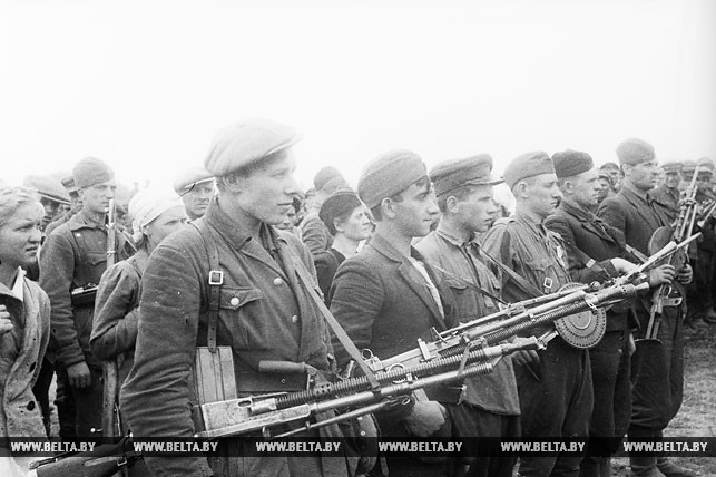 Белорусские партизаны на параде в освобожденном Минске в июле 1944 года