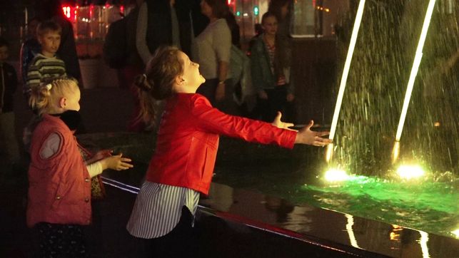 Завершило детский праздник необычайное свето-цвето-лазерно-музыкальное шоу самого знаменитого фонтана Беларуси