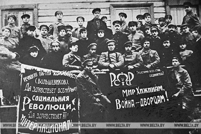 Члены партийно-комсомольской конференции Речицкого повета, обсуждающей вопрос о мобилизации сил на борьбу с Деникиным. 1919 год