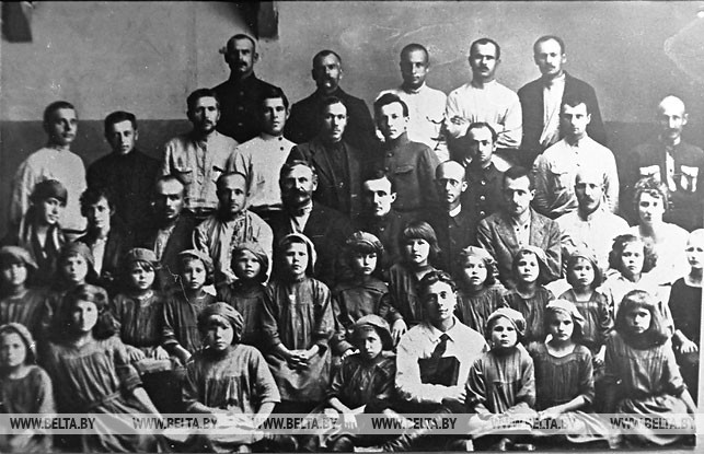 Дети голодающего Поволжья с работниками Витебской почтово-телеграфной конторы. 1921 год